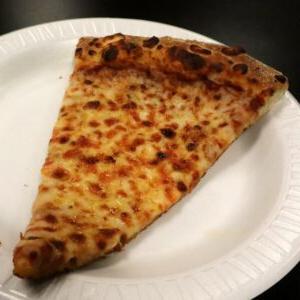 宾夕法尼亚州兰开斯特市黎明基督教学院的自助餐厅里的一片披萨