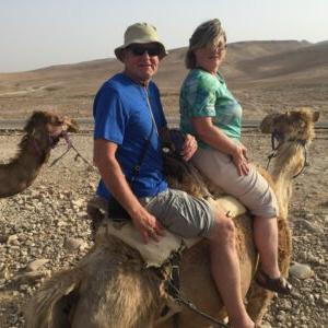 Dr. Myers, Headmaster of Dayspring Christian Academy, 他和妻子骑着骆驼，向长者讲述耶稣在以色列的生活.