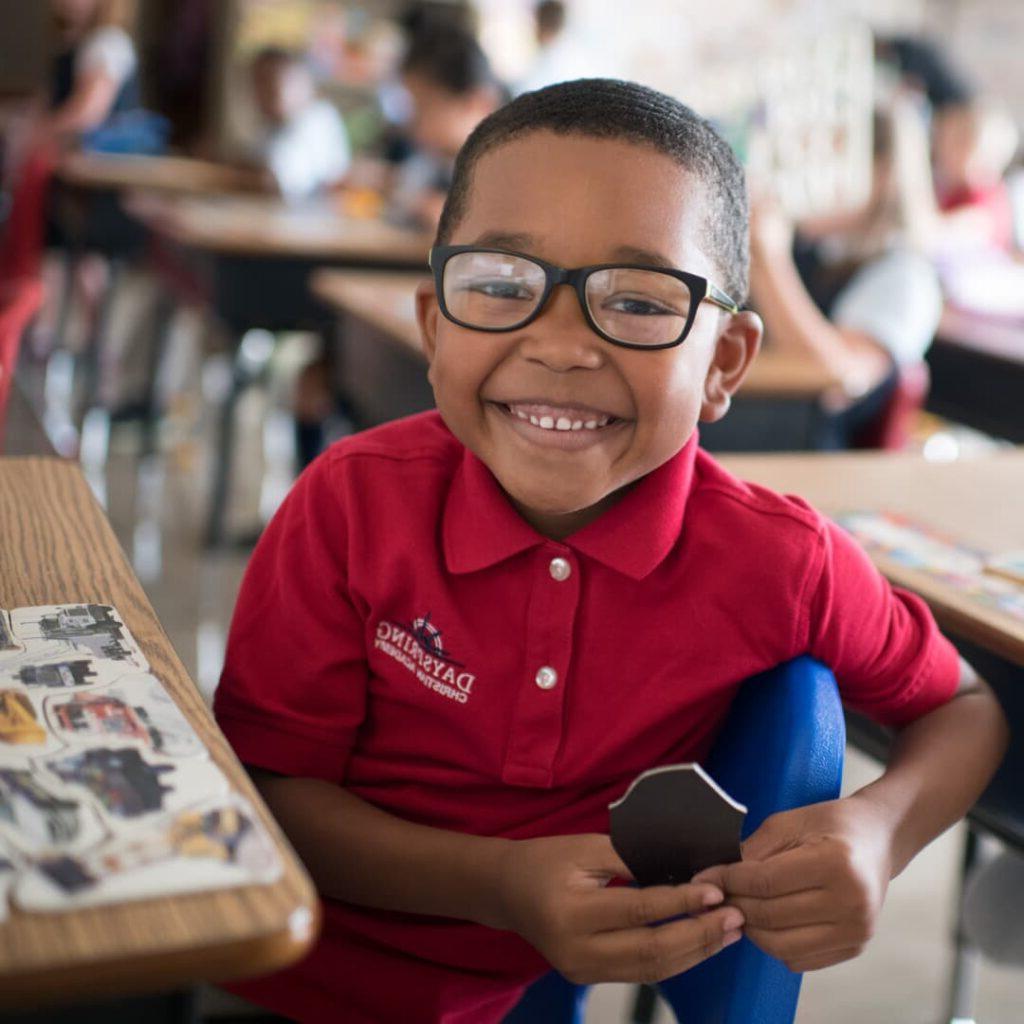 宾夕法尼亚州兰开斯特市黎明基督教学院一名微笑的幼儿园学生